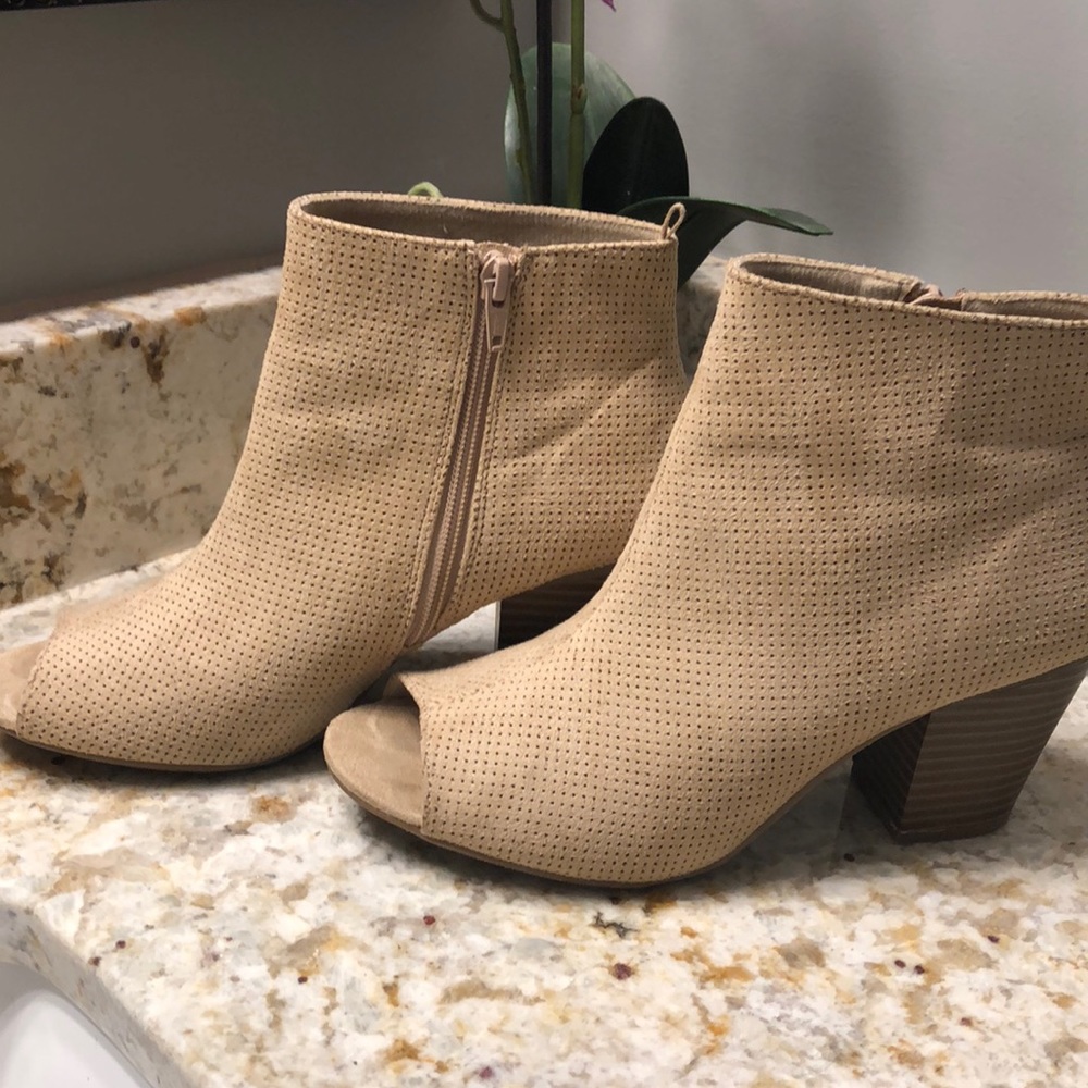 Old Navy tan booties size 9